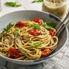 Pesto aus Zucchini und Walnuss mit Mais-Spaghetti – ölfrei