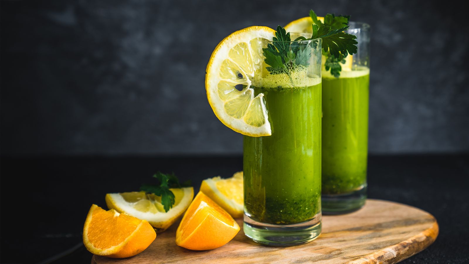 Petersilien-Smoothie in Gläsern