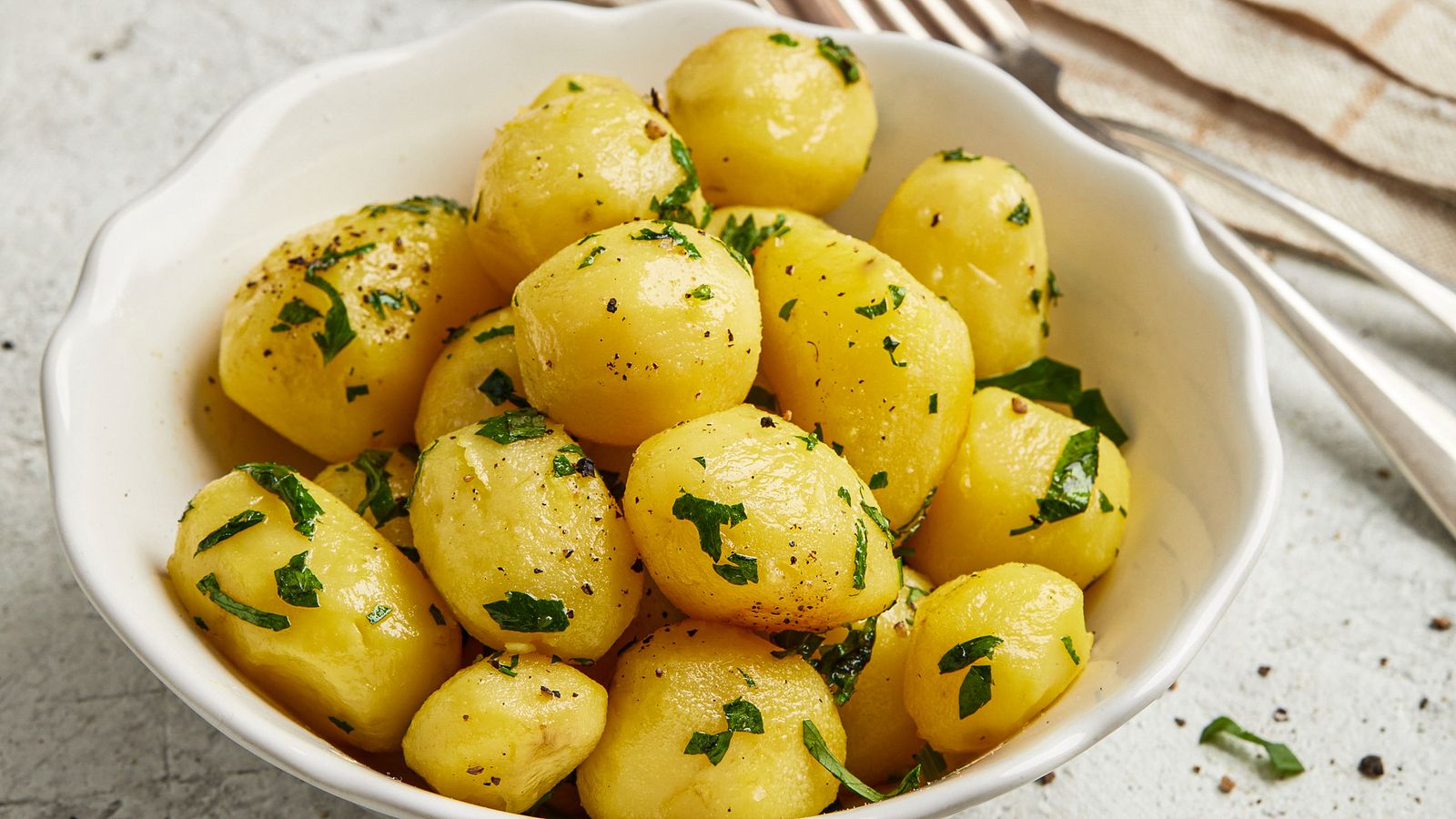 Petersilienkartoffeln in einer weissen Schüssel