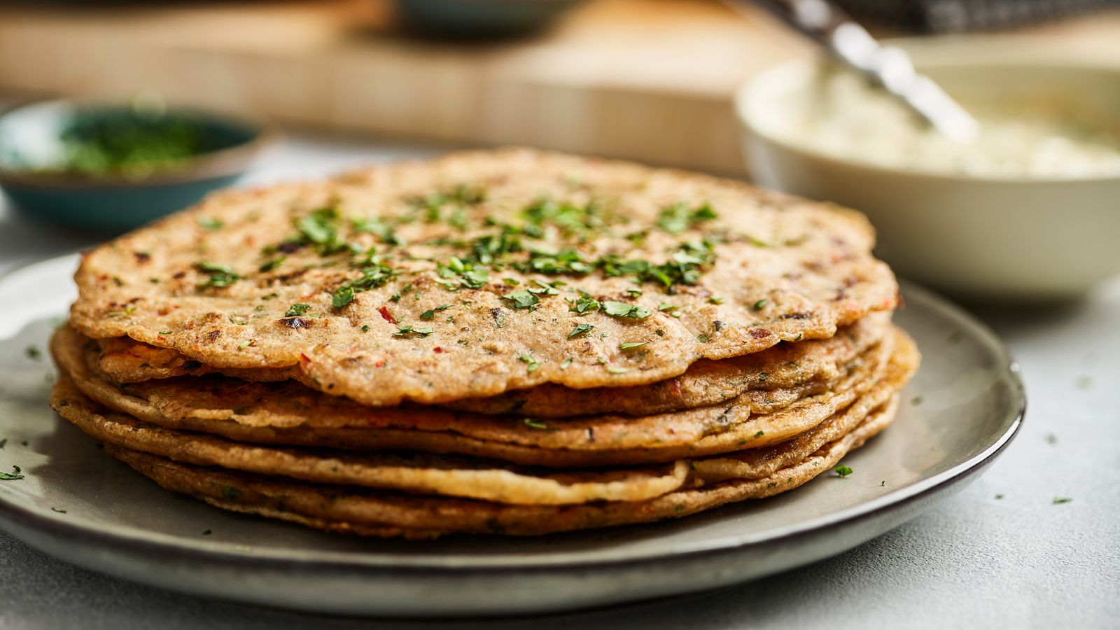 Pfannkuchen auf grauem Teller serviert