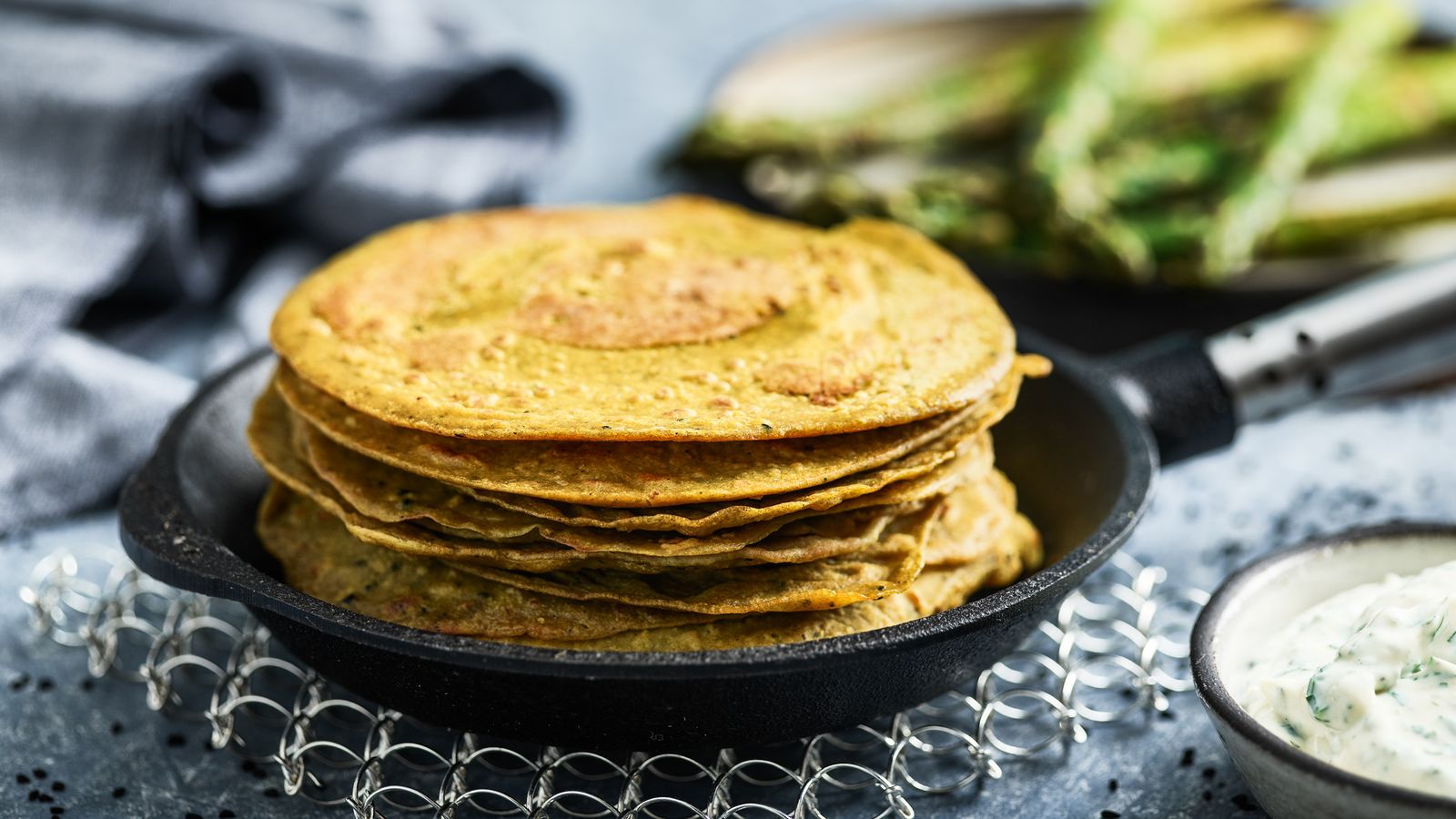 Gewürz-Pfannkuchen in einer kleinen Pfanne serviert