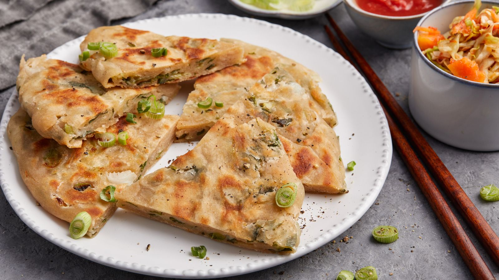 Chinesische Pfannkuchen auf einem weissen Teller