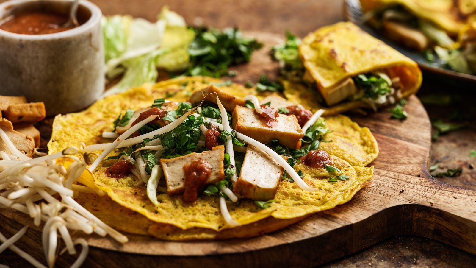Vietnamesische Pfannkuchen auf einem Holzbrett serviert