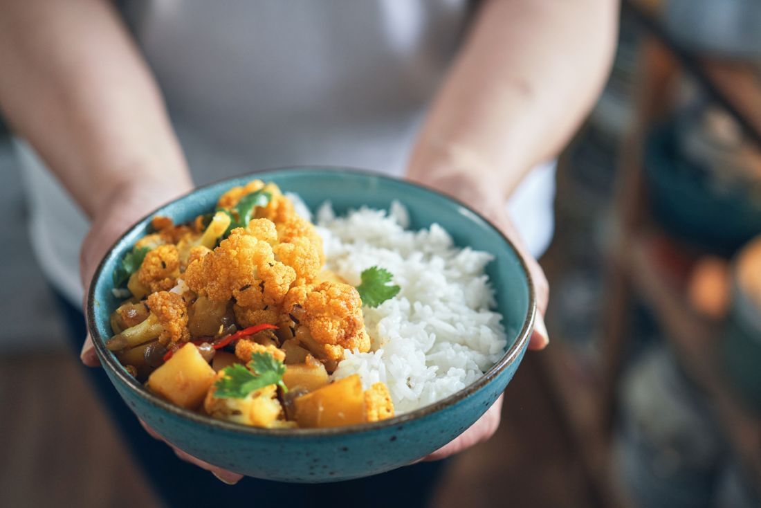 Indische Vegan Aloo Gobi Schale mit Kartoffeln und Blumenkohl