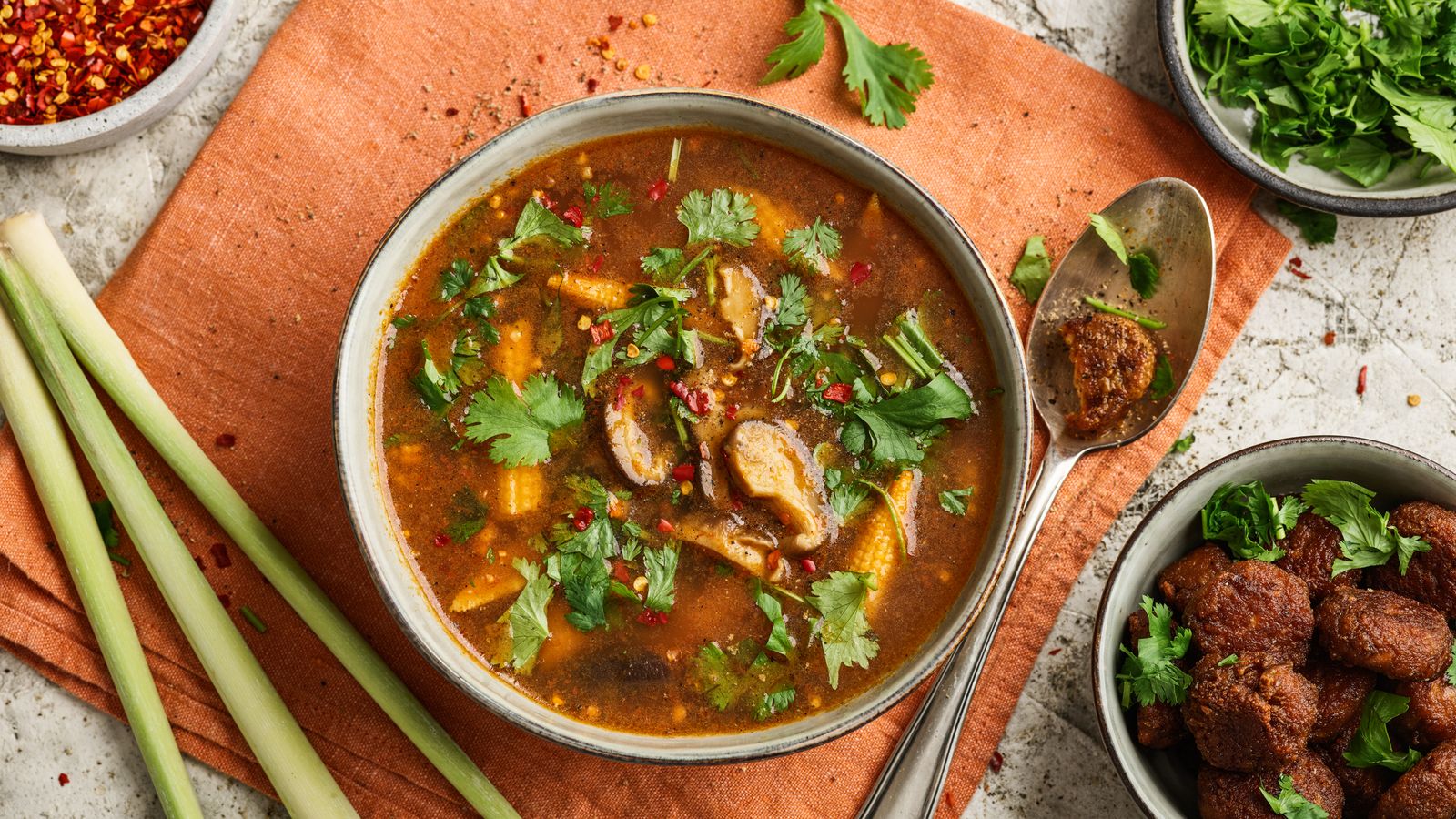 Pilzsuppe Tom Yam in einer Bowl serviert