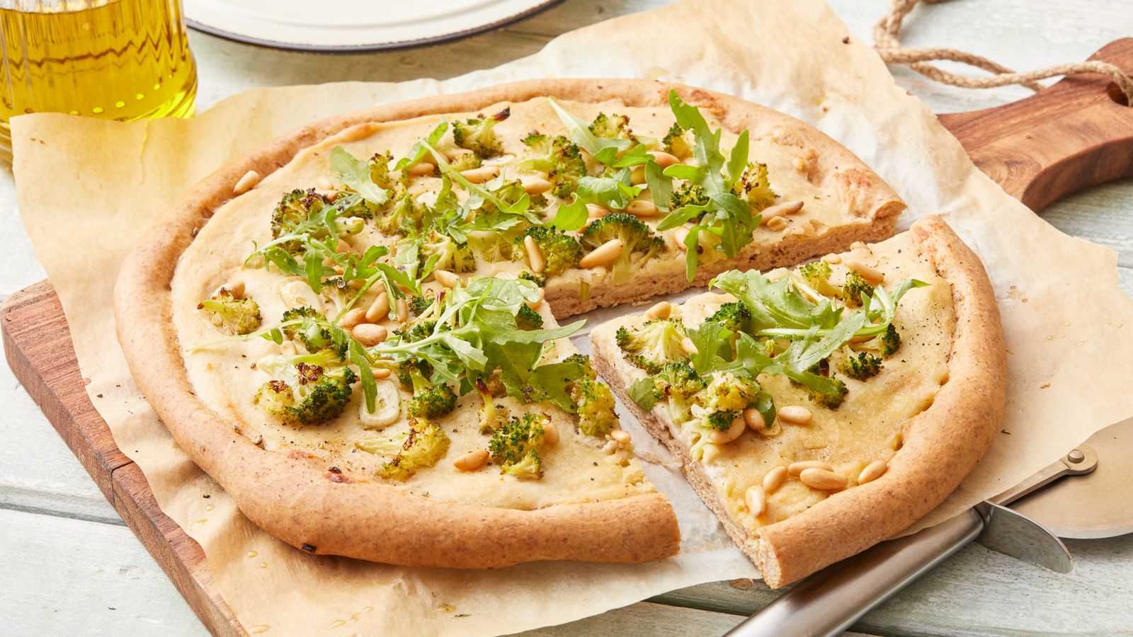 Vegane Pizza Bianca mit Ricotta und Brokkoli