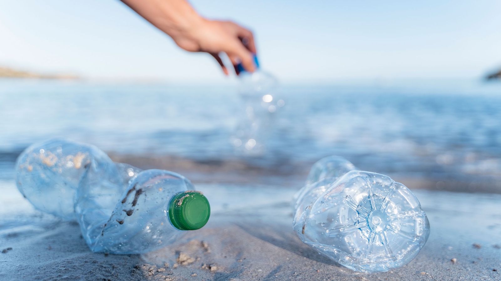 Plastik-Flaschen beim Meer