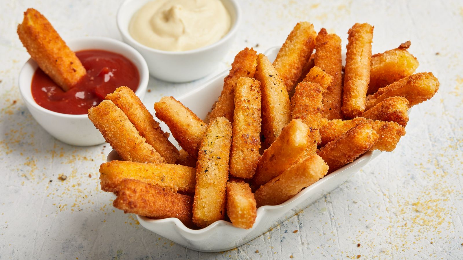 Polenta-Pommes in einer Schale serviert