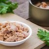 Thunfisch aus der Dose in einer weissen Schale