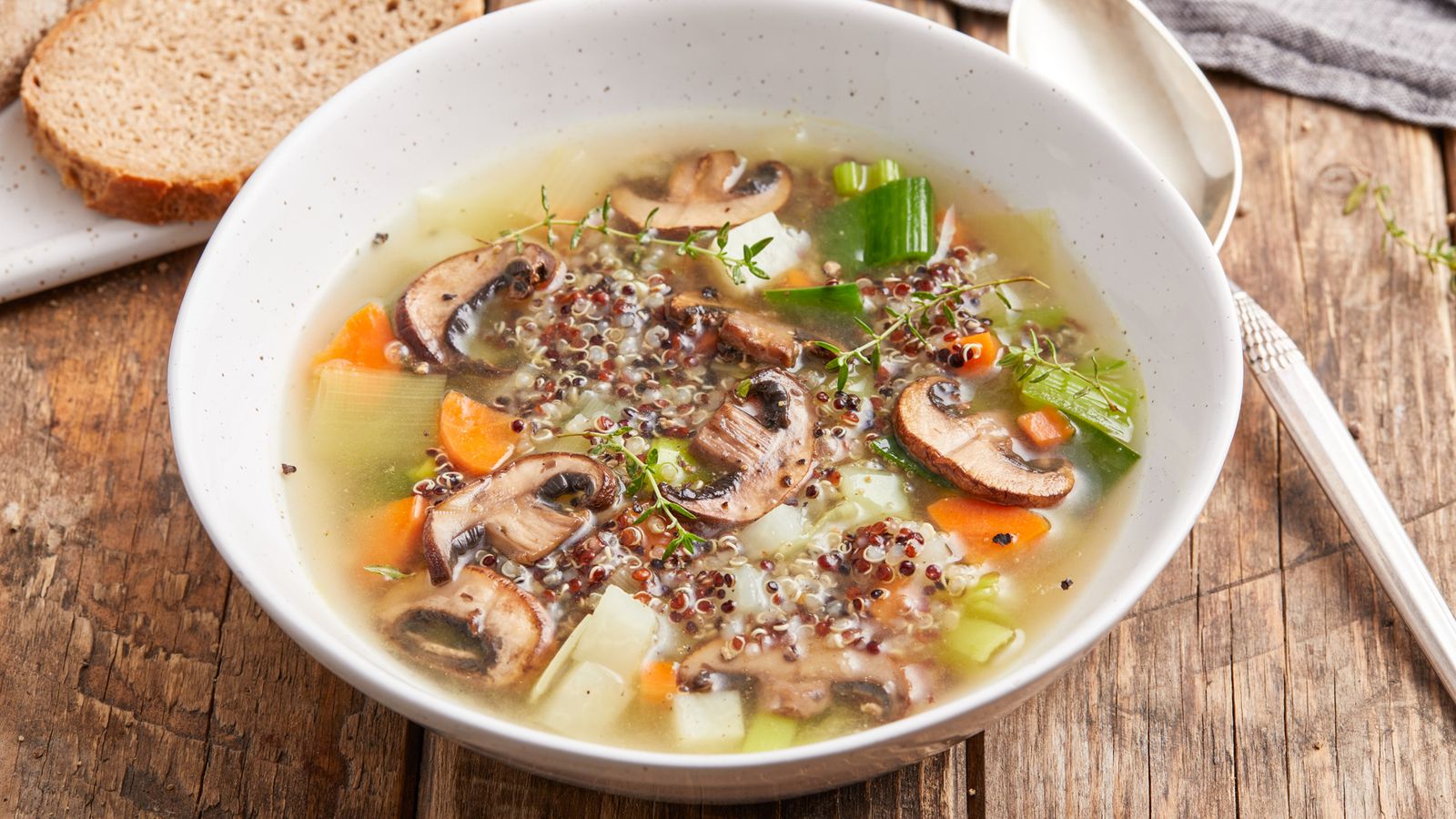 Gemüsesuppe mit Champignons und Quinoa