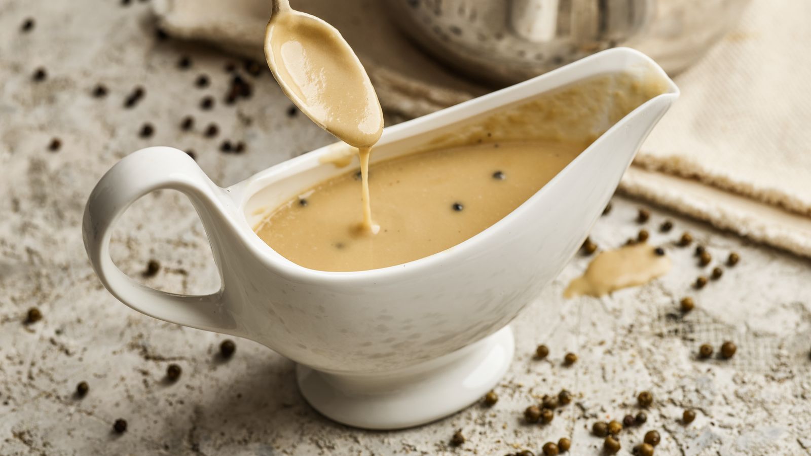 Rahmsauce mit grünem Pfeffer in einer Sauciere