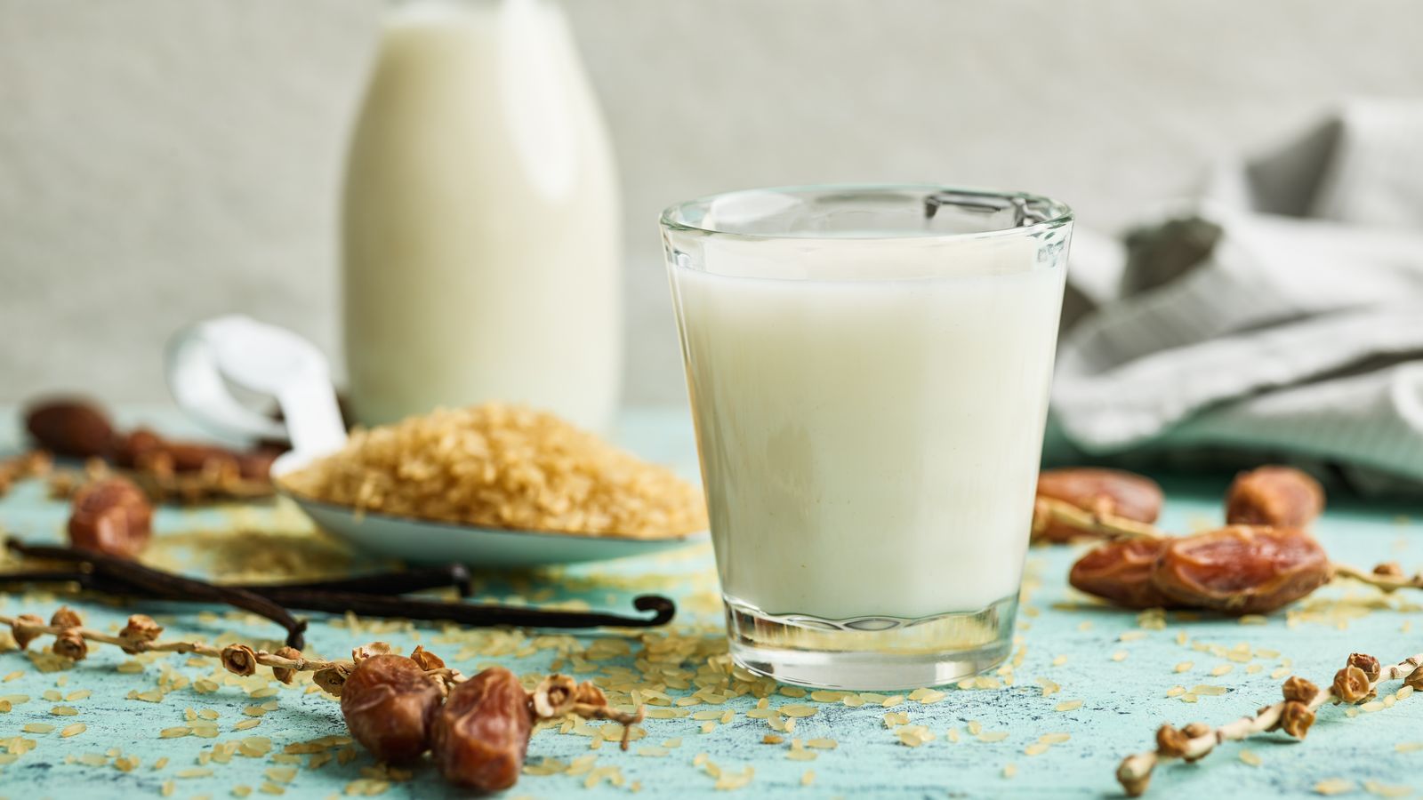 Reismilch in einem Glas und in einer Flasche