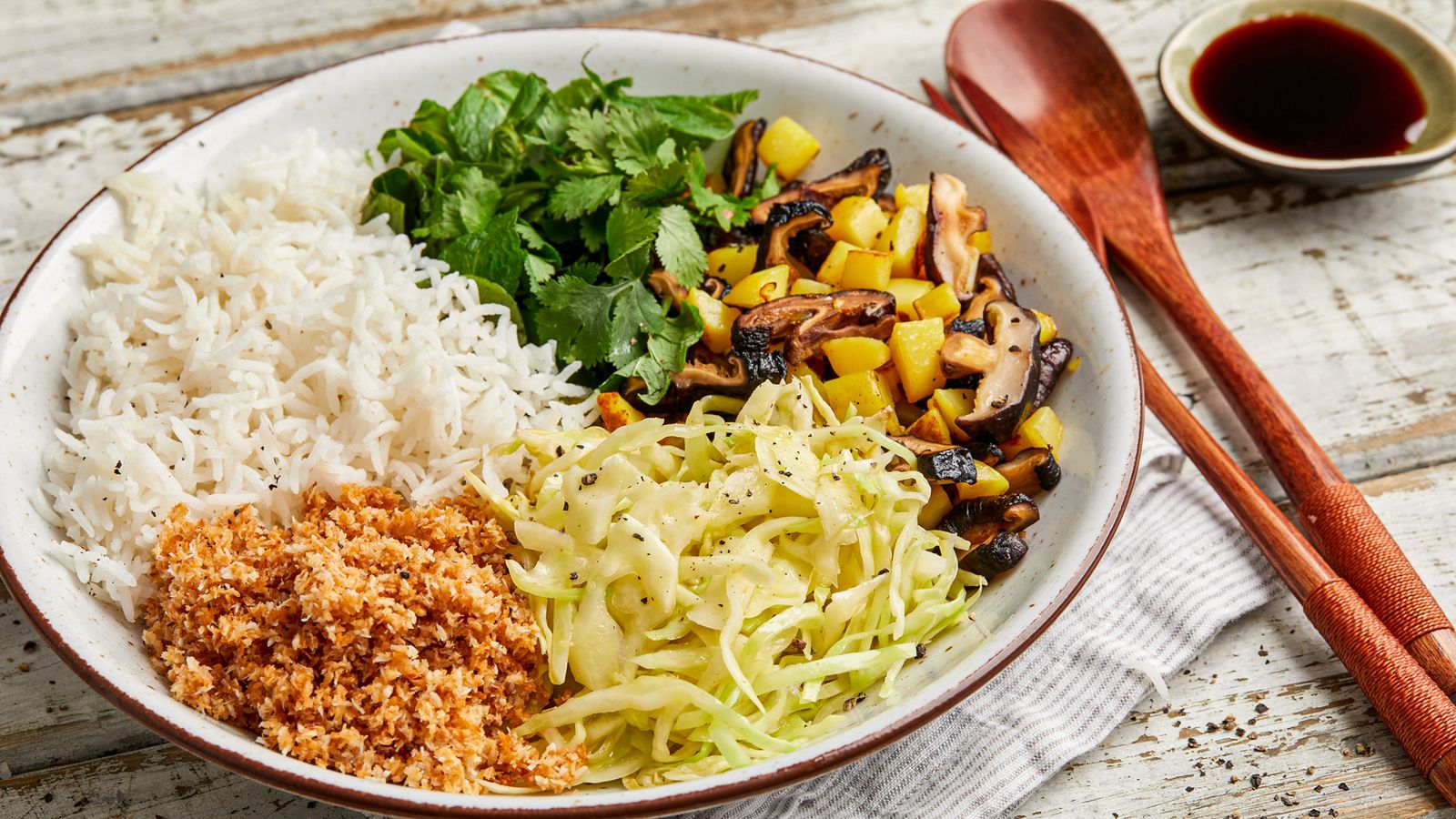 Reissalat von Malaysia Nasi Ulam in einer Bowl serviert