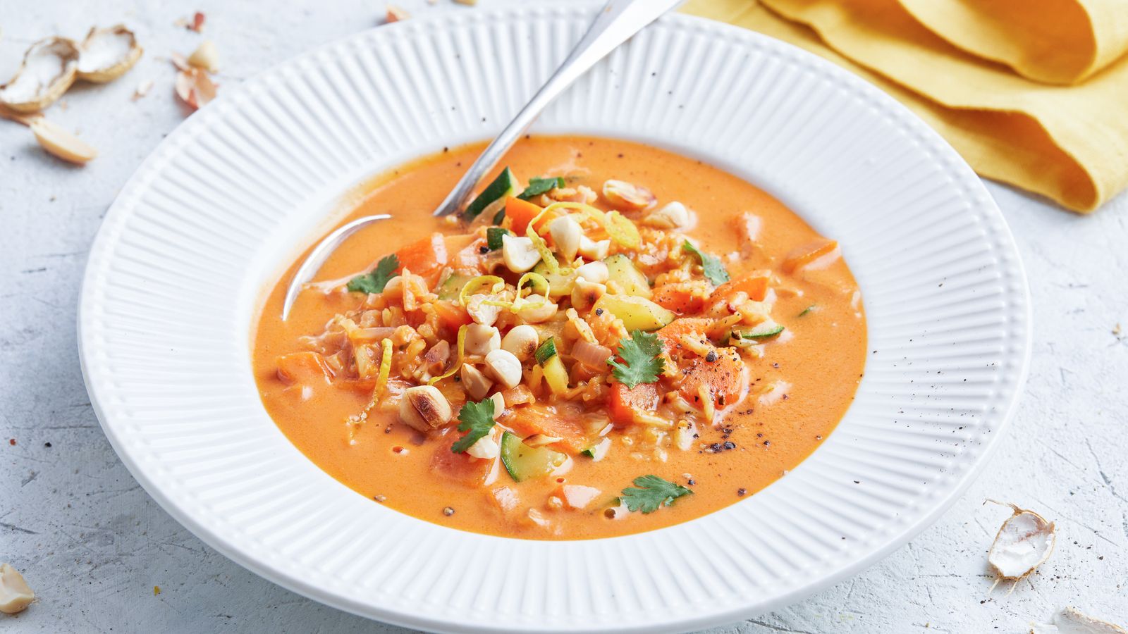 Reissuppe mit Zucchini und Erdnuss