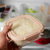 Ein Handbehälter mit Nudeln in einem Kühlschrank