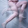 Frau mit unruhigen Beinen im Bett