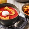 Basische Rote Bete-Suppe mit Mandelschaum serviert in grauer Schale