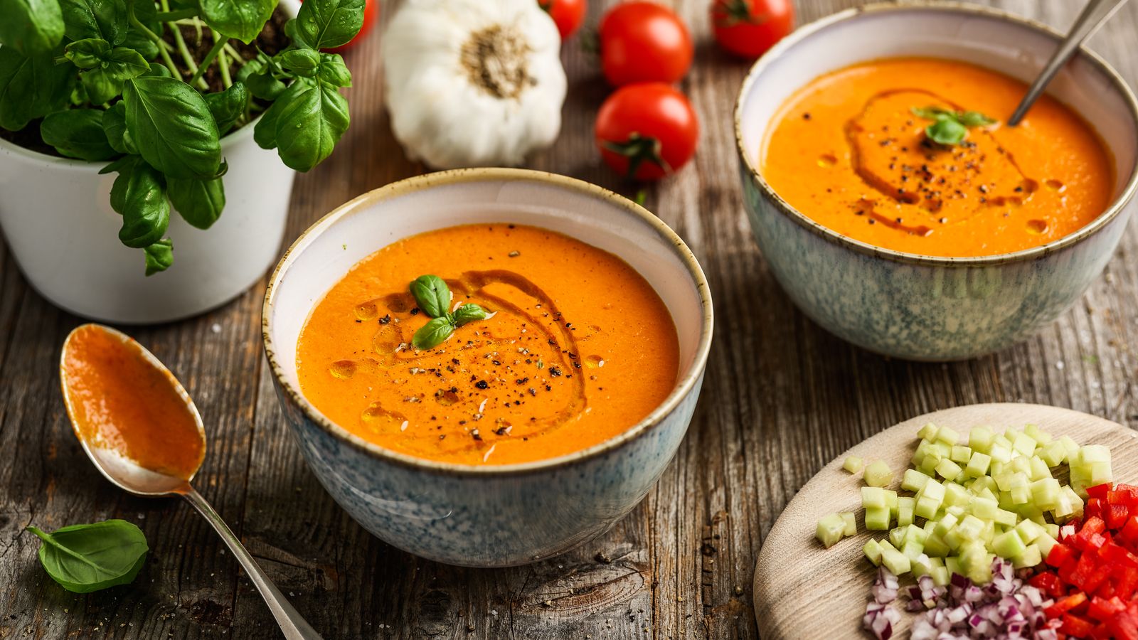 Rote Gazpacho in Schüsseln serviert