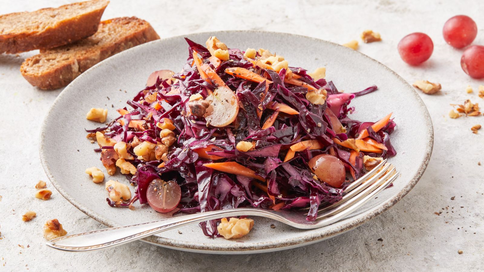 Rotkohlsalat mit Trauben und Walnüssen