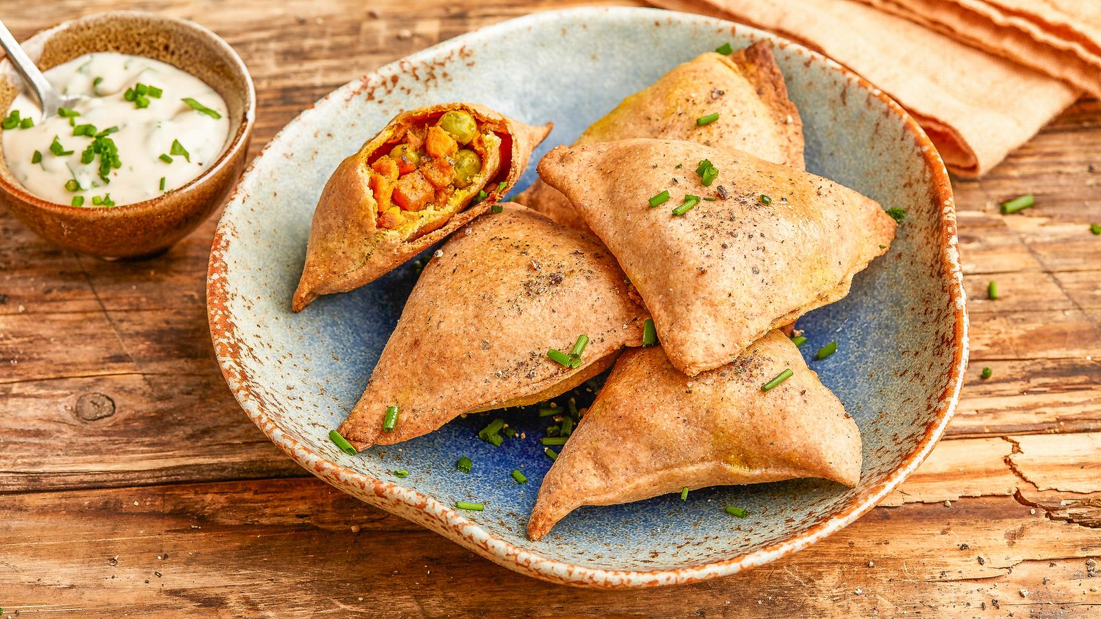 Samosa mit Süsskartoffel-Füllung in einer Schüssel
