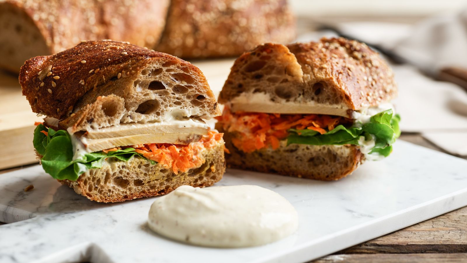 Vollkorn Sandwich auf einem Marmorbrett serviert