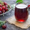 Glas Sauerkirschsaft mit frischen roten Kirsche
