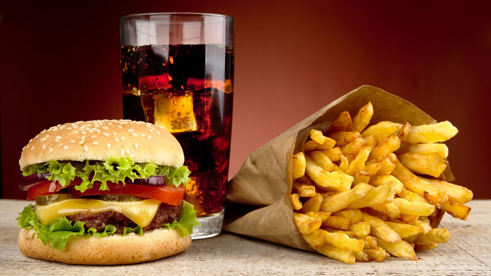 Hamburger, Pommes und eine Cola