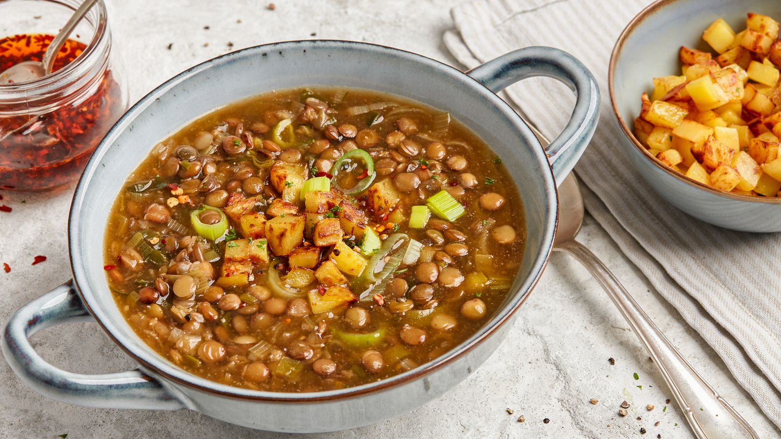 Linsensuppe mit Chilliöl in einem Topf