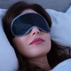 Frau schläft im dunkeln mit Augenmaske