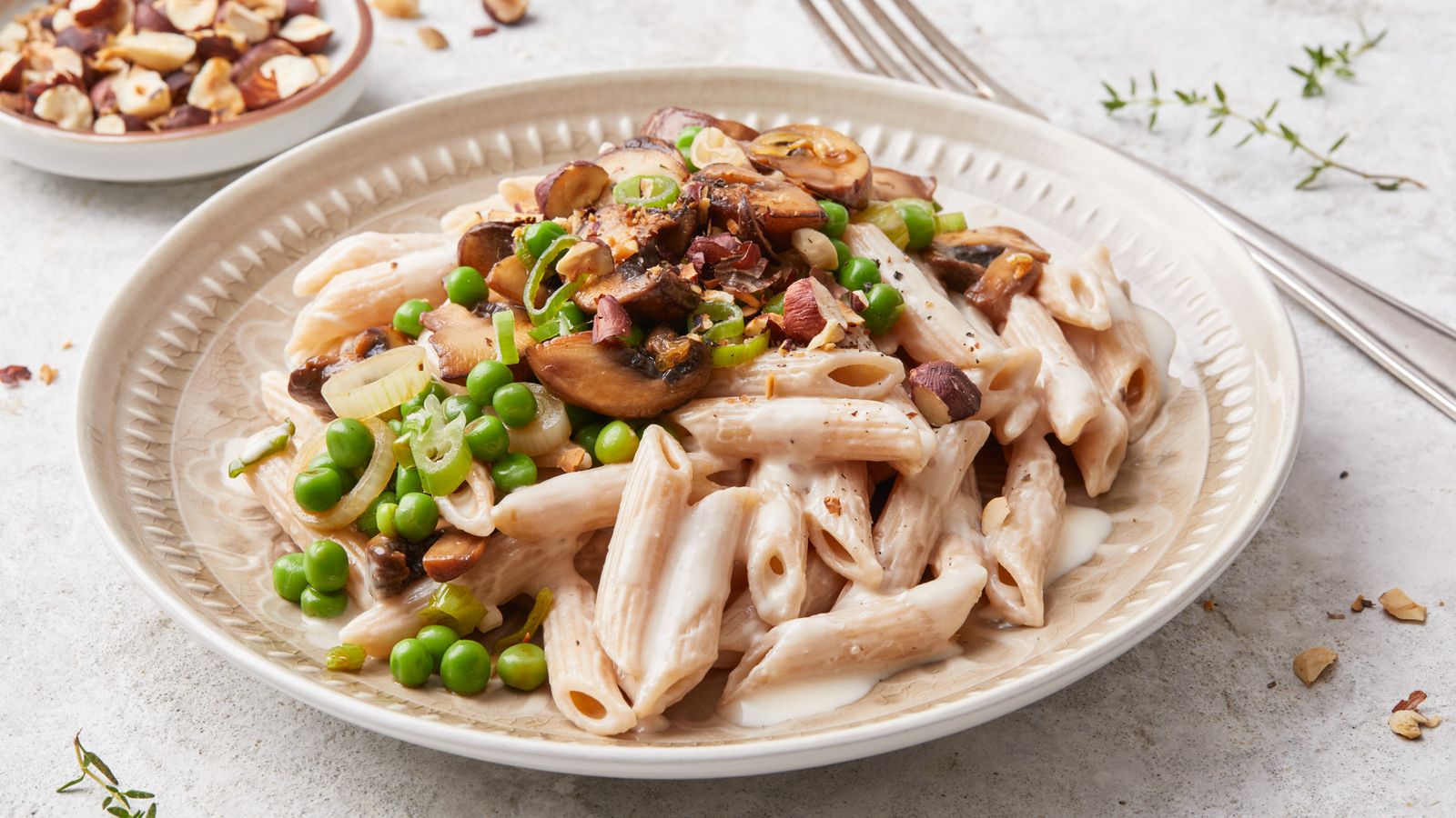 Schnelle Pasta mit Erbsen und Champignons auf einem Teller