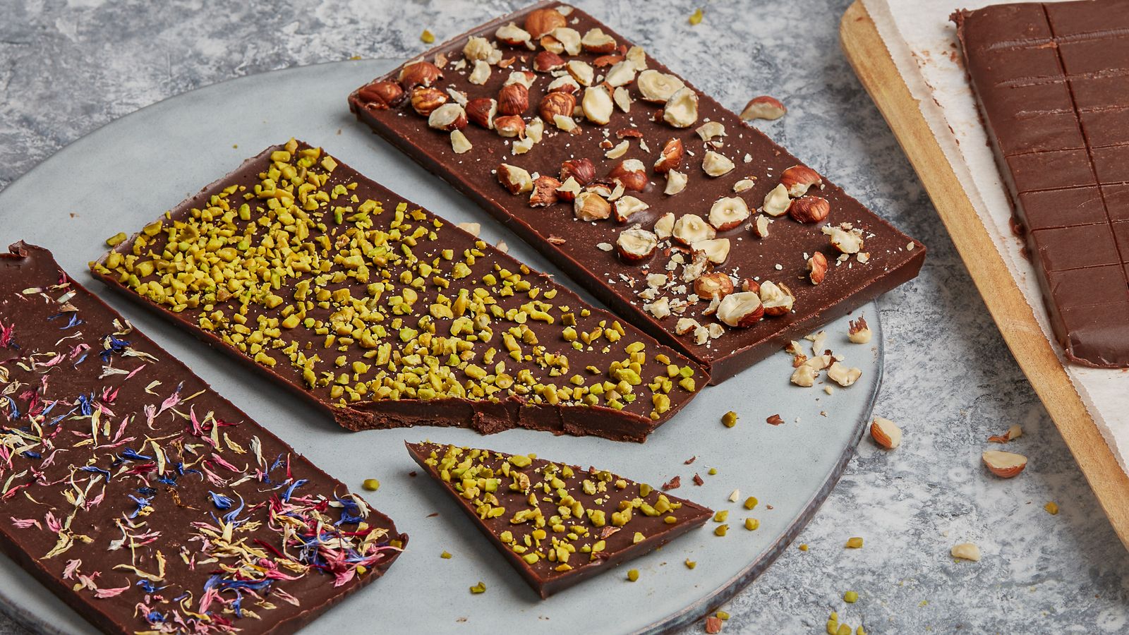 Schokolade mit Haselnuss mit diversem Topping auf Platte