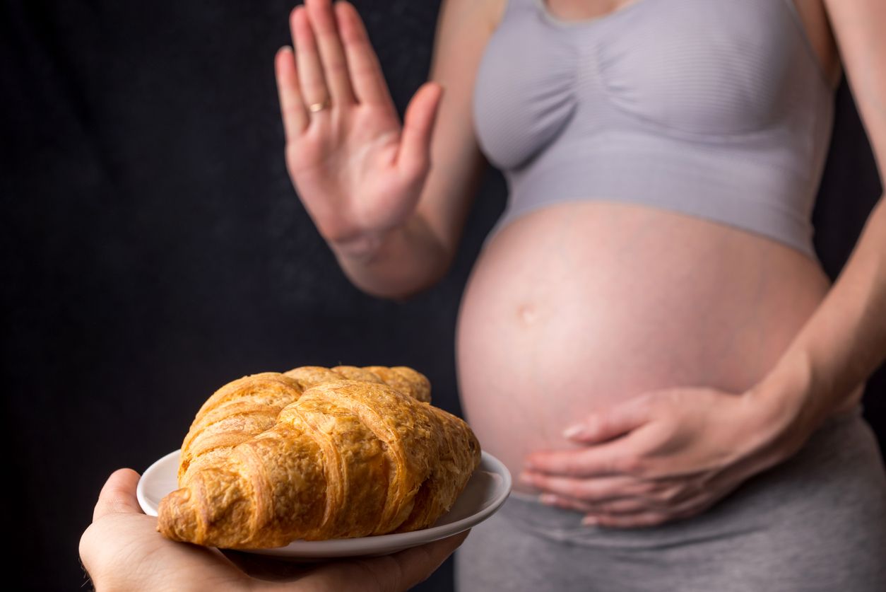 Schwangere Frau lehnt Produkt aus Weizen ab.