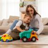 Junge Mutter spielt mit ihrem kleinen Sohn mit Spielzeug zu Hause und lächelt