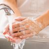 Hände mit Seife waschen