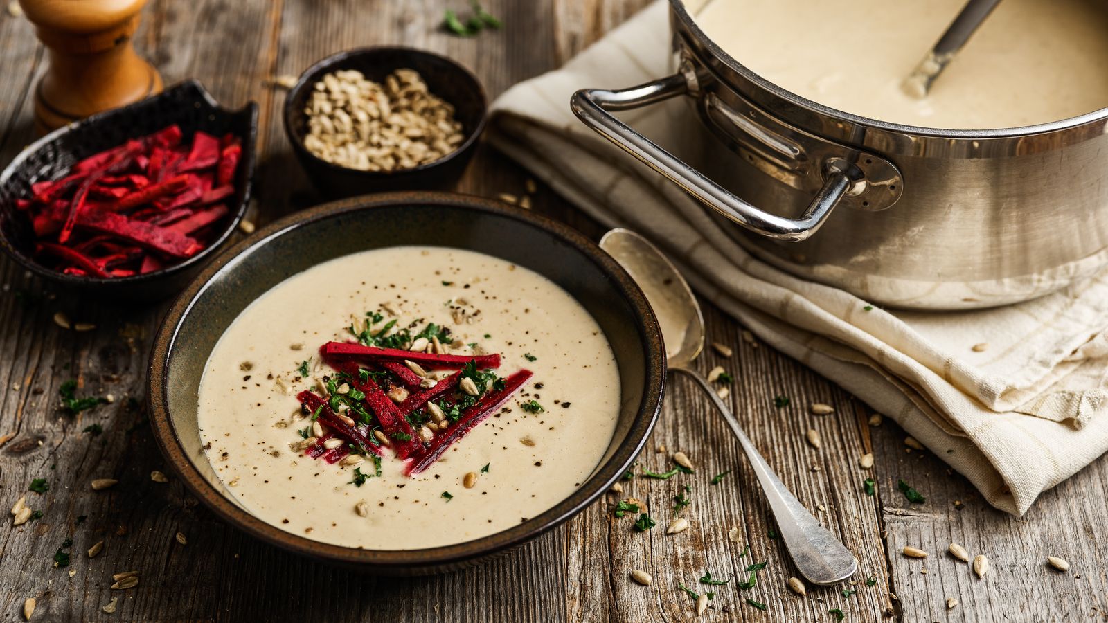 Selleriesuppe mit Sonnenblumenkernen und Rote Bete-Chips