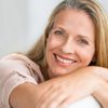 Lächelnde Reife Frau auf einer Couch