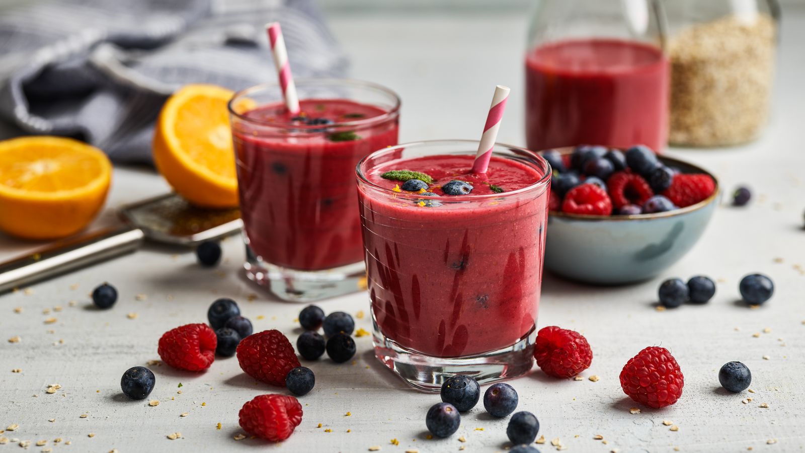 Wilder Beeren-Smoothie in Gläsern