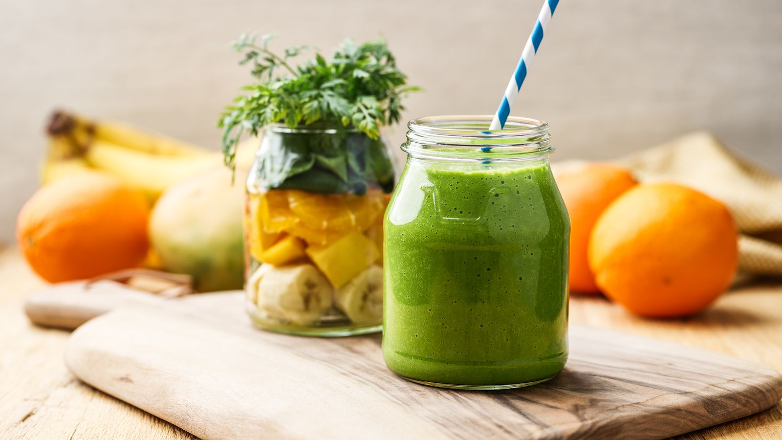 Grüner Smoothie in Gläsern serviert