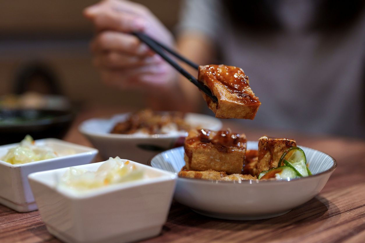 Gebratener Tofu mit eingelegtem Gemüse und Soß
