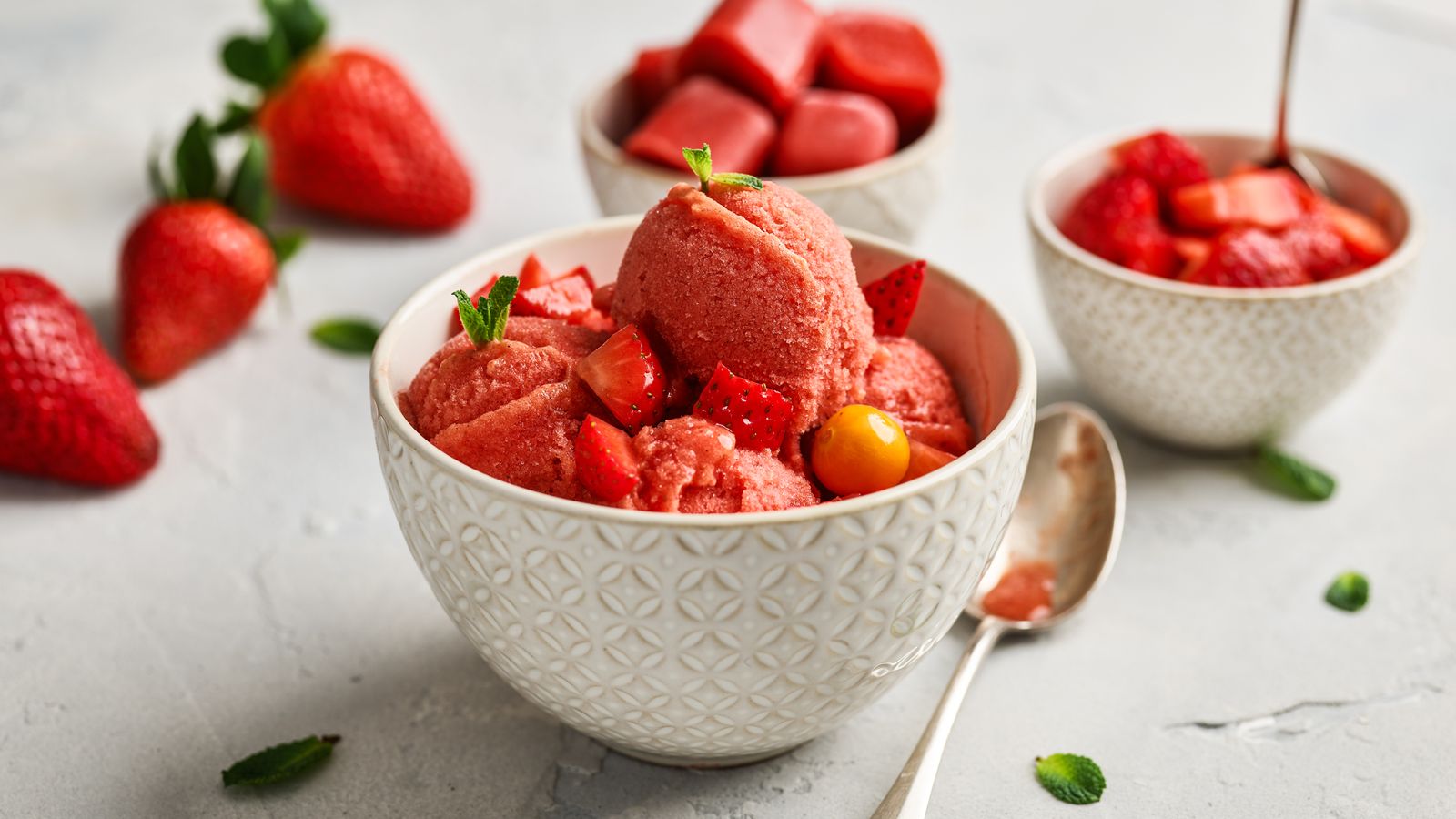 Sorbet aus Rhabarber und Erdbeeren in Schalen serviert