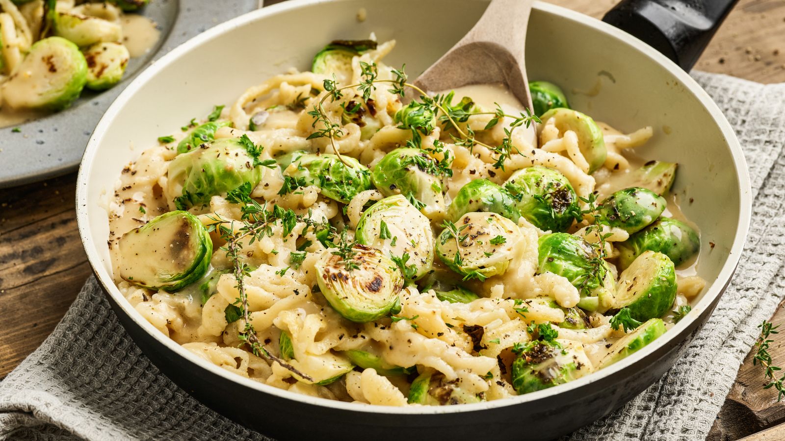 Spätzle mit Rosenkohl in einer Pfanne