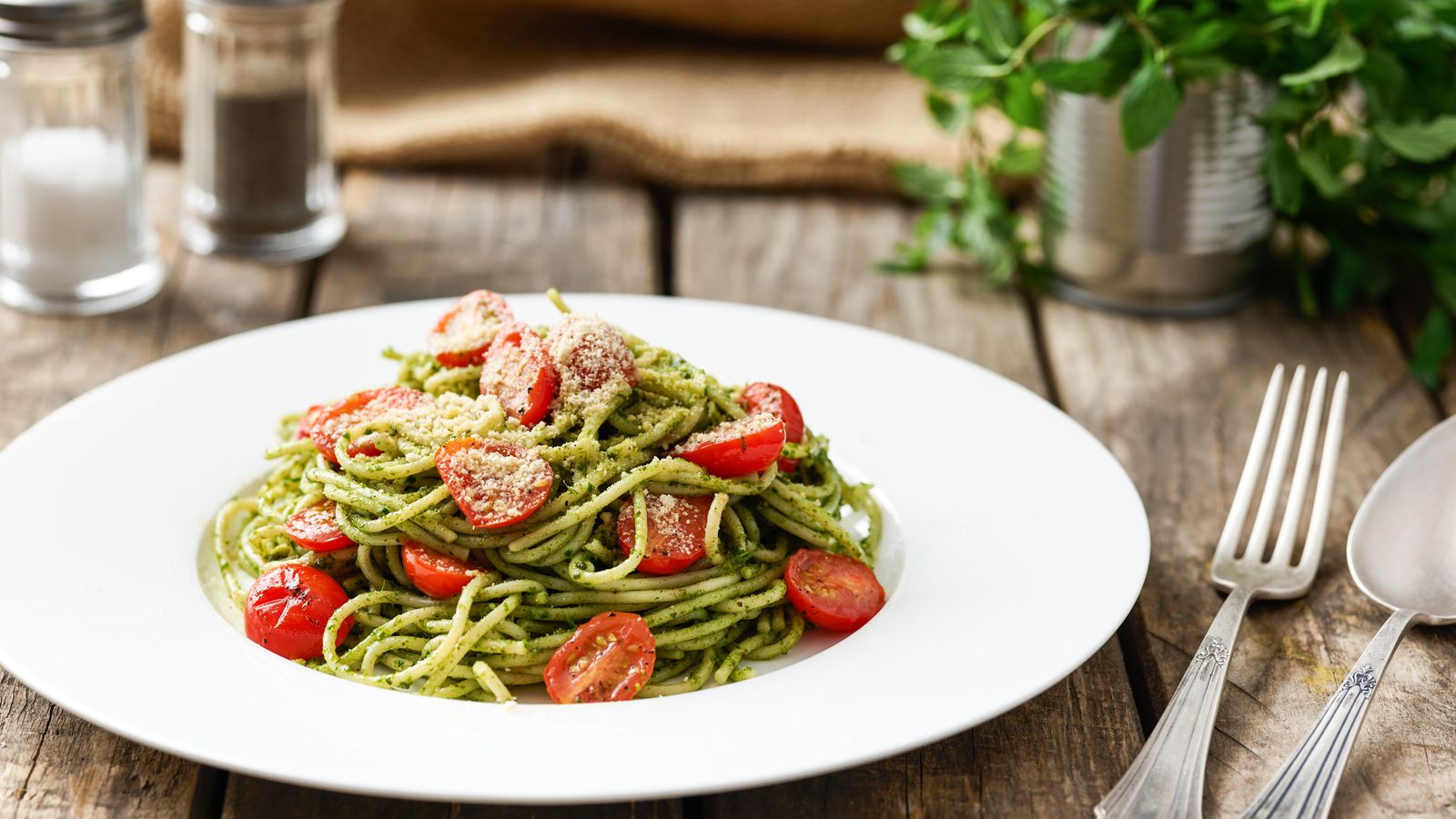 Spaghetti mit einem Kräuter-Pistazien-Pesto auf einem weissen Teller serviert