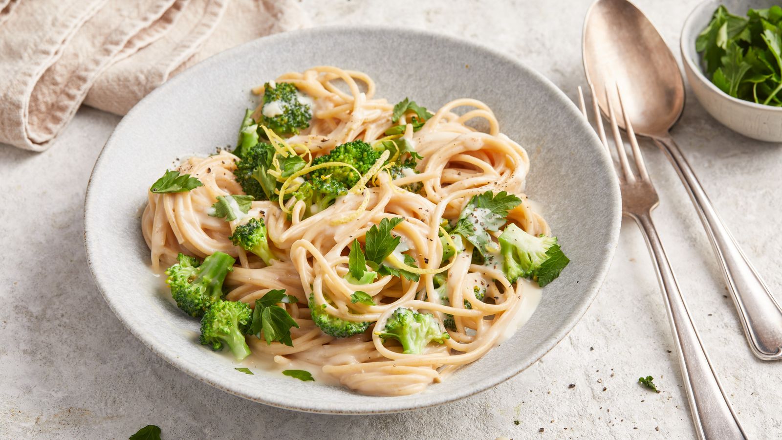 Spaghetti mit Brokkoli und Knoblauchsauce