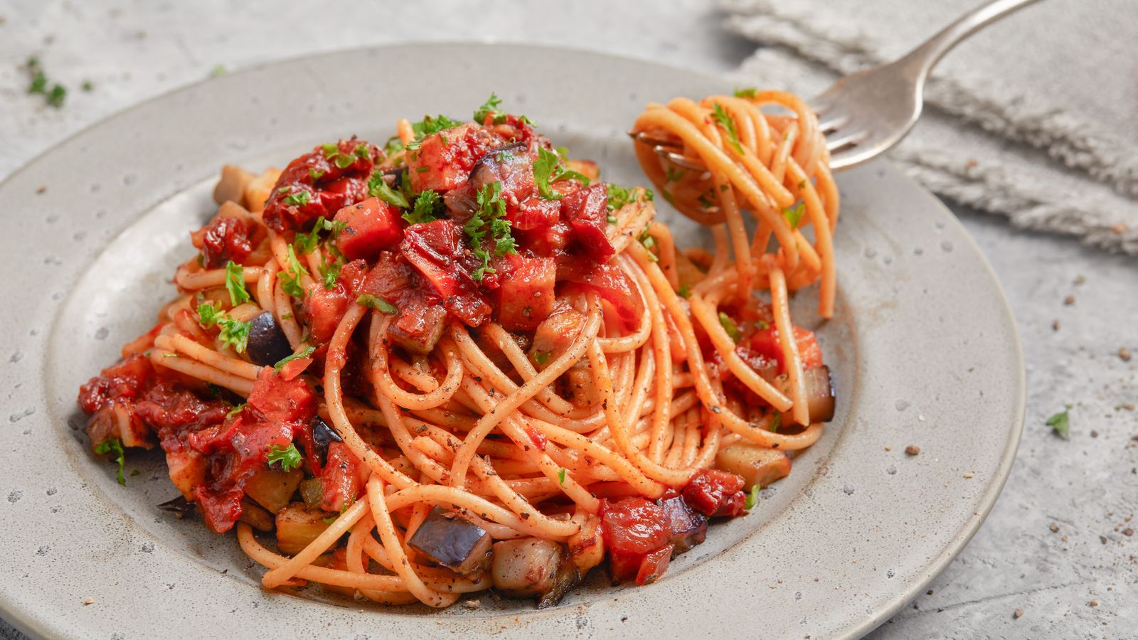 Spaghetti mit mediterraner Gemüsesauce