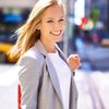 Frau geht zu Fuss zur Arbeit