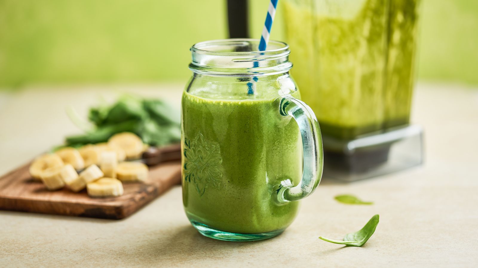 Grüner Spinatsmoothie in einem Glas
