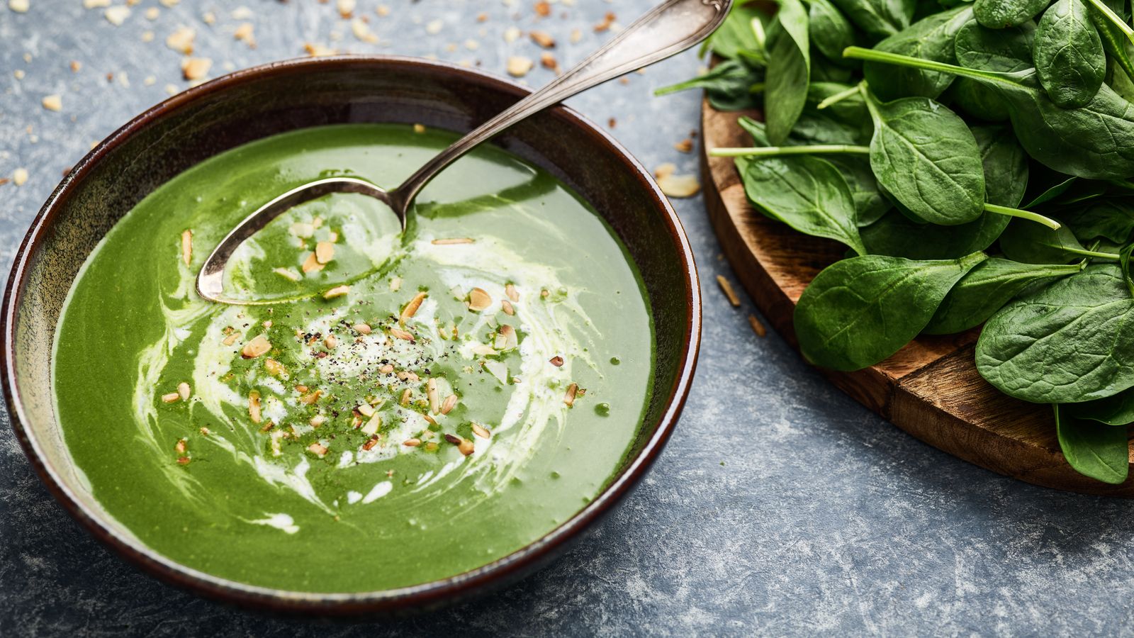 Ayurvedische Spinatsuppe in einer Schüssel serviert