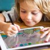 Kleines Kind ist am Tablet beschäftigt und hat darum Sprachprobleme