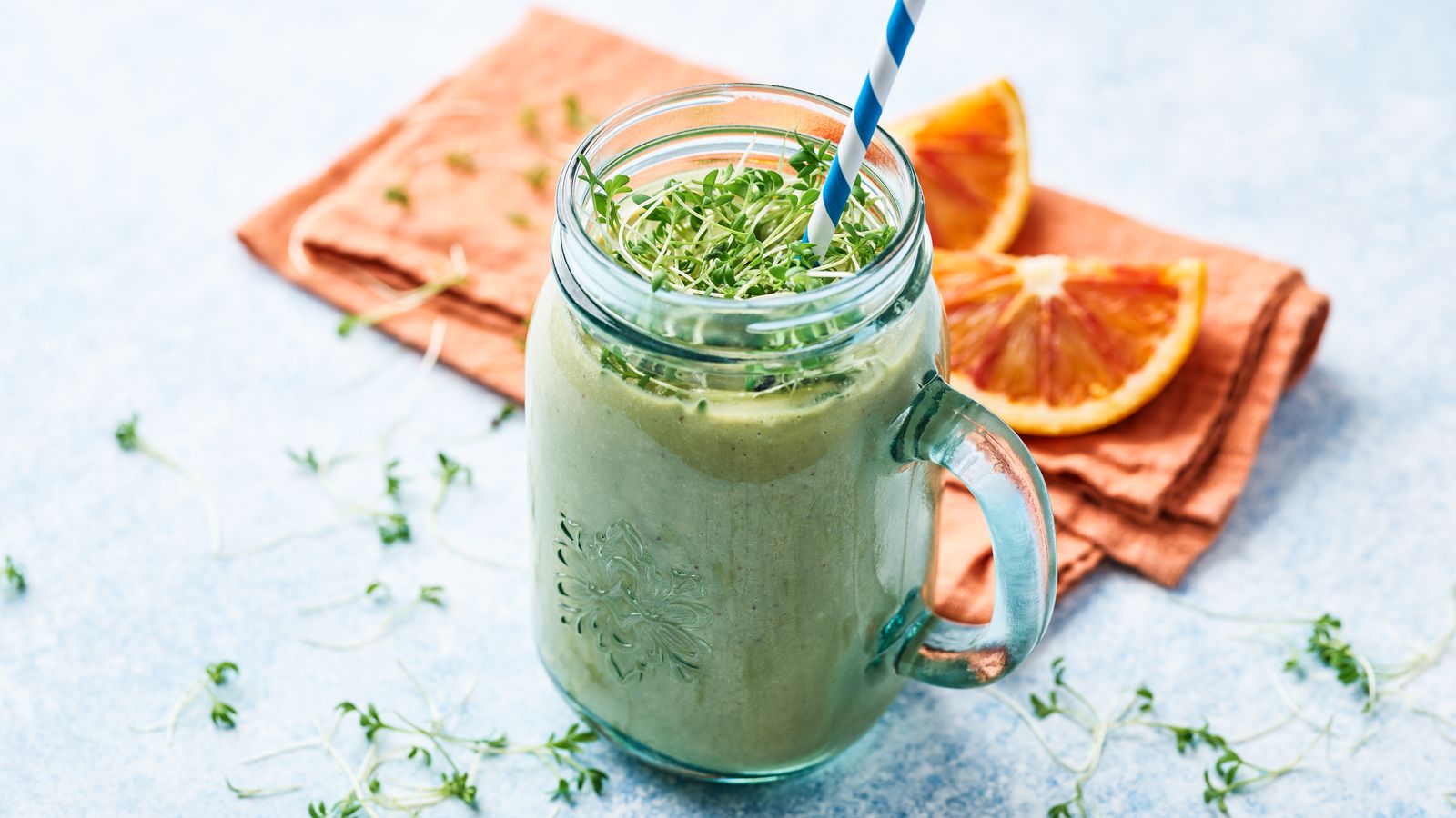 Smoothie mit Früchten und Sprossenmix in einem Glas