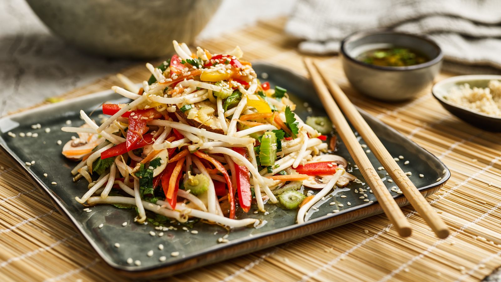 Sprossen-Salat mit Gemüse und Champignons – vegan